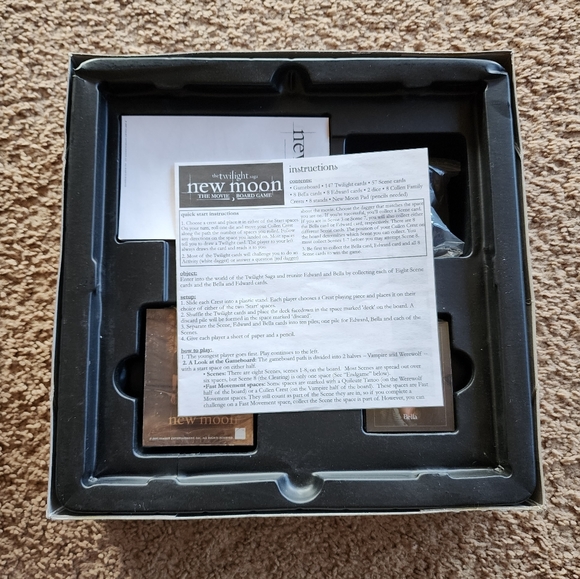 TWILIGHT New Moon Board Game - Picture 4 of 8